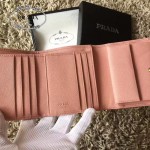 PRADA 1M0176-10 人氣經典款裸粉色原版十字紋短款三折錢包