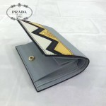 Prada-1MV204-3 皮革翻蓋彩色希臘波浪圖案鍍金金屬配件金屬字母按扣開合錢夾