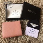 PRADA 1M0176-10 人氣經典款裸粉色原版十字紋短款三折錢包