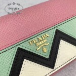 Prada-1MH132-2 皮革翻蓋彩色希臘波浪圖案鍍金金屬配件金屬字母按扣開合錢夾