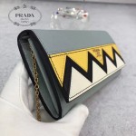 Prada-1MH132 皮革翻蓋彩色希臘波浪圖案鍍金金屬配件金屬字母按扣開合錢夾