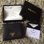 PRADA 1M0176-15 人氣經典款女士原單黑色十字紋短款三折錢包