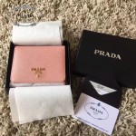 PRADA 1M0176-10 人氣經典款裸粉色原版十字紋短款三折錢包