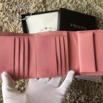 PRADA 1M0176-11 人氣經典款女士原單粉色十字紋短款三折錢包