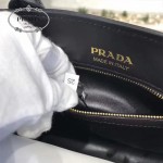 PRADA 1BA050B-2 專櫃最新設計黑配白原版十字紋小號風琴包