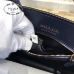 PRADA 1BA050B-3 專櫃最新設計藍配白原版十字紋小號風琴包