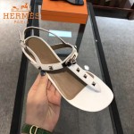 HERMES鞋子-003-5 專屬配長裙款鉚釘設計專櫃飾釦平底夾趾涼鞋