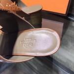 HERMES鞋子-002-4 專櫃新品進口牛皮搭配專櫃飾釦坡跟拖鞋