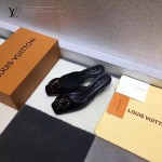 LV鞋子-005-2 路易威登專櫃最新金屬LOGO高級牛漆皮方頭坡跟涼拖鞋