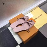 LV鞋子-005-3 路易威登專櫃最新金屬LOGO高級牛漆皮方頭坡跟涼拖鞋