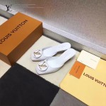 LV鞋子-005 路易威登專櫃最新金屬LOGO高級牛漆皮方頭坡跟涼拖鞋