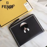 FENDI 0363-18 高檔新品老佛爺公仔造型原單小牛皮鉚釘設計休閒手拿包