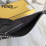 FENDI 0078 潮流新款老佛爺公仔造型原版小牛皮鉚釘設計休閒手拿包