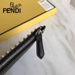 FENDI 0078 潮流新款老佛爺公仔造型原版小牛皮鉚釘設計休閒手拿包