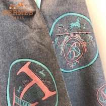 HERMES-0110-3特價圍巾 愛馬仕秋冬新款馬拉車標誌圖案羊毛混紡加厚款圍巾披肩