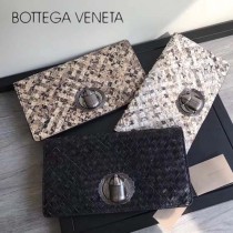 BV-8301 南非大蟒蛇皮純手工編織旋轉扣手包