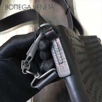 BV-99026-4 官網同步原單胎牛皮拼色男士斜挎包