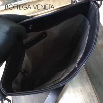 BV-99026-3 官網同步原單胎牛皮拼色男士斜挎包