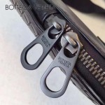 BV-127118 新款時尚節約進口歐洲小牛皮面料純手工編織原廠riri M6拉鏈男士胸包