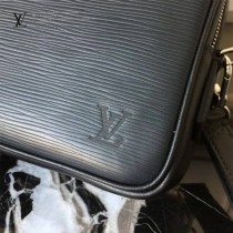 LV M51726 原單LV Kasai新款簡單實用拉鏈開口水波紋男士手包