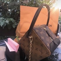 LV-M43589 路易威登新款時尚原單SQUARE手袋本季造型必備配飾金色鏈條包