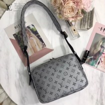 LV-M43859 路易威登新款時尚原單MESSENGER出自男裝藝術總監Kim Jones之手的新款Messenger小號郵差包