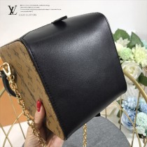 LV-M43589 路易威登新款時尚原單SQUARE手袋本季造型必備配飾金色鏈條包