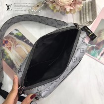 LV-M43859 路易威登新款時尚原單MESSENGER出自男裝藝術總監Kim Jones之手的新款Messenger小號郵差包