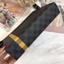 LV-M68002 路易威登新款時尚最新走秀款全新采用進口防水拉鏈小手包 LU手包