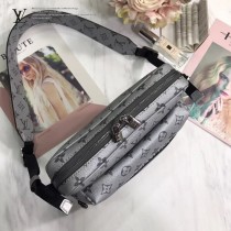 LV-M43859 路易威登新款時尚原單MESSENGER出自男裝藝術總監Kim Jones之手的新款Messenger小號郵差包