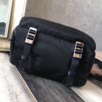 Prada-2VH021 普拉達男士原版皮郵差包