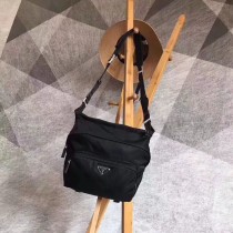 Prada-2VH021 普拉達男士原版皮郵差包