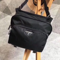 Prada-2VH021 普拉達男士原版皮郵差包