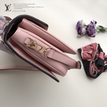 LV-M44072-05 路易威登新款原版皮Meties系列小牛皮壓花郵差包