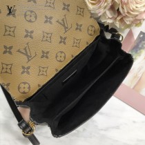 M43590 新款原版皮 手袋 由Monogram與Monogram Reverse帆布裁制而成