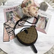 M43590 新款原版皮 手袋 由Monogram與Monogram Reverse帆布裁制而成
