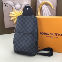 LV-N41719-01 路易威登新款原版皮Avenue黑格胸包