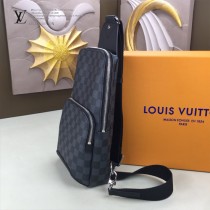 LV-N41719-01 路易威登新款原版皮Avenue黑格胸包