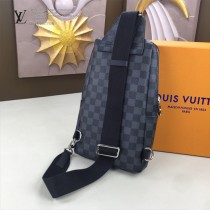 LV-N41719-01 路易威登新款原版皮Avenue黑格胸包