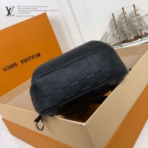 LV-M41720  路易威登新款原版皮男士全皮胸包