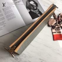 LV-M61692-01 新款原版皮 POCHETTE VOYAGE手袋