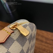 LV-N60024  路易威登新款白格原版皮小號手包化妝包