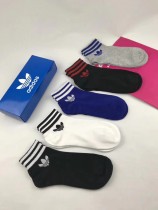 adidas（阿迪達斯三葉草 ）官網同步款
