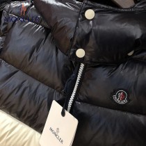 Moncler-05   蒙口情侶款連帽可拆羽絨馬甲