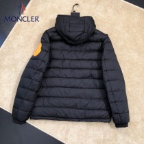 Moncler-09   蒙口Off Whit Ow聯名連帽羽絨服