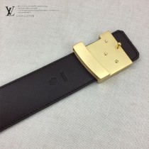 lv 此款腰帶采用雙面設計，壹側為風格休閑的Monogram帆布1-02