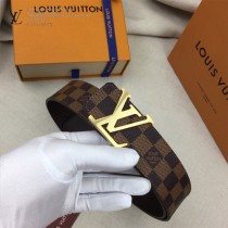 lv 此款腰帶采用雙面設計，壹側為風格休閑的Monogram帆布1-02