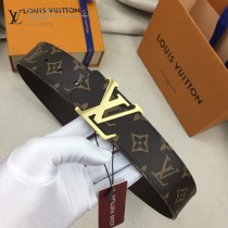 lv 此款腰帶采用雙面設計，壹側為風格休閑的Monogram帆布1-01