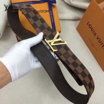 lv 此款腰帶采用雙面設計，壹側為風格休閑的Monogram帆布1-02