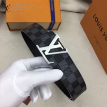 lv 此款腰帶采用雙面設計，壹側為風格休閑的Monogram帆布1-03
